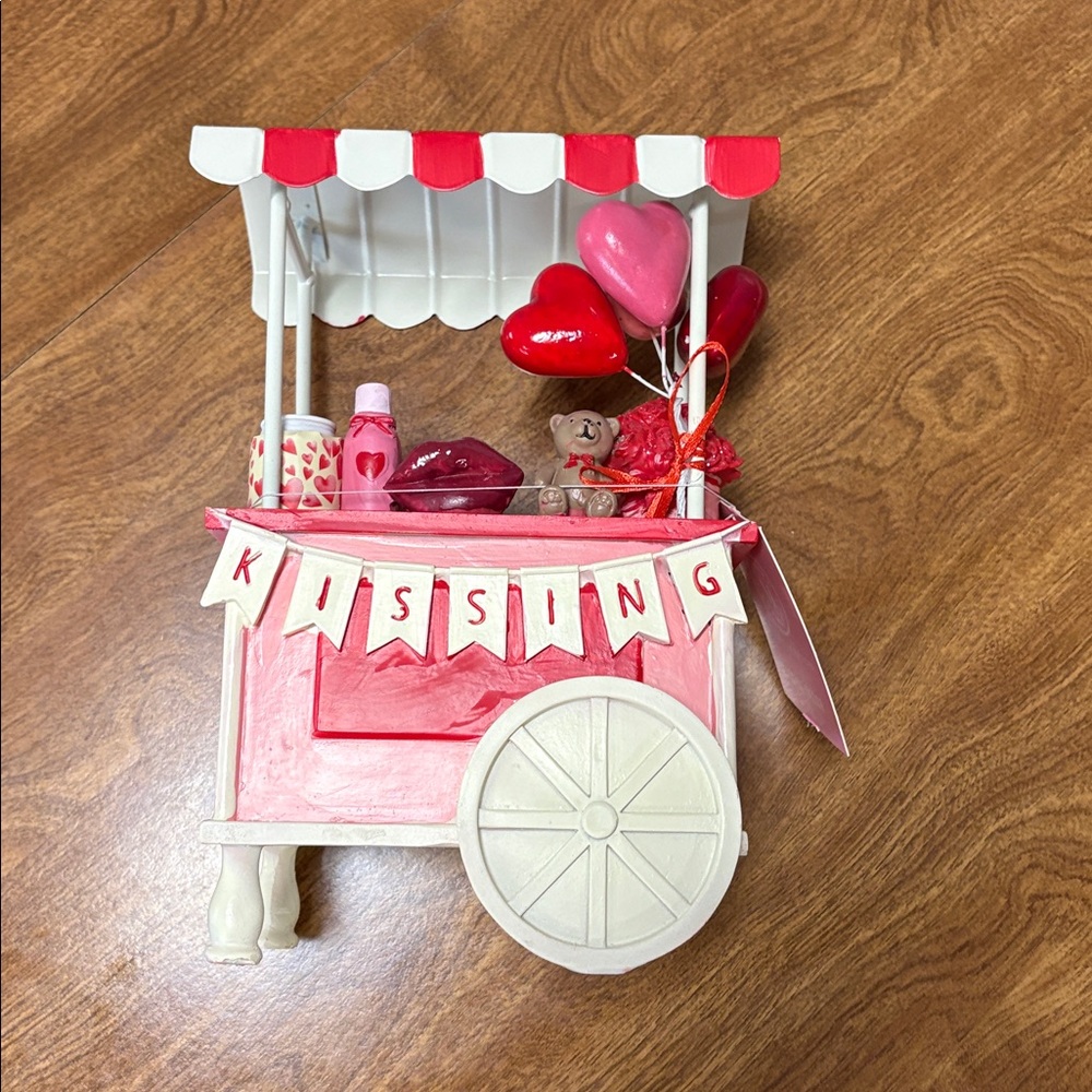 NWT/Martha Stewart Seasonal Valentine Kiosk Decor - Red & Cream - Picture 11 of 17